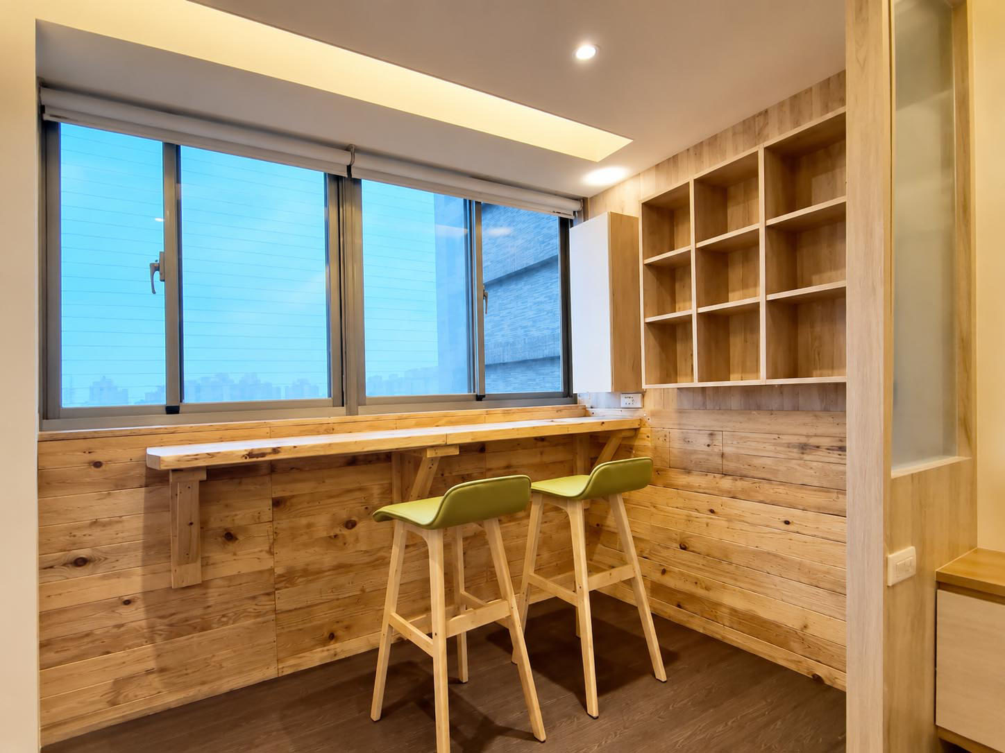 老屋翻新書房設計－木質地板與展示架，結合大窗景自然光線。