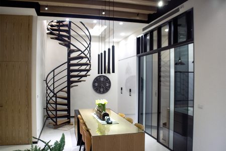 通透材質做餐廳,廚房的介質，迴旋梯結構連貫上下機能-現代風,禪風,混搭風＼竹北,景上瀞＼新竹縣竹北室內設計-室內設計,室內裝潢,裝潢,裝修,桃園室內設計,中壢室內設計,雅和室內設計,雅和設計